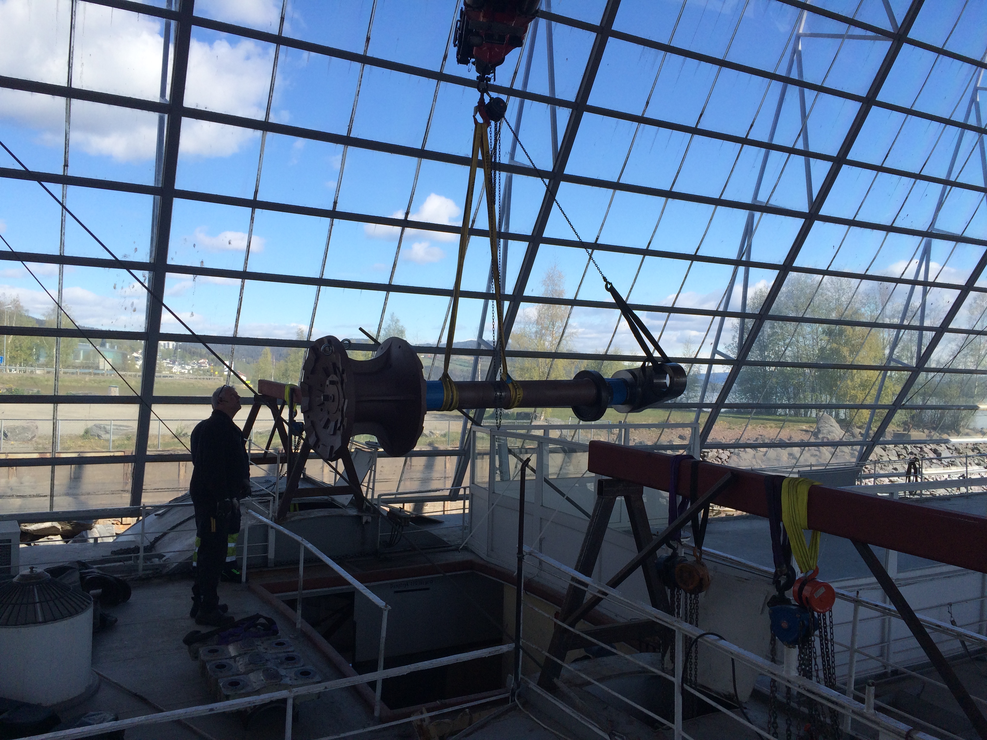 Skovel-aksel ombord 2020.5.20 etter maskinering hos Marineshaft i Hirtshals